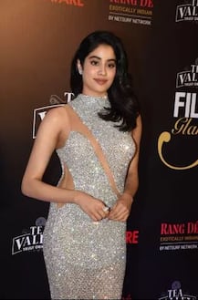 फिल्मफेअर ग्लॅमरस अॅंड स्टाईल अवॉर्ड्स मधील अभिनेत्री जान्हवी कपूरचा लूक