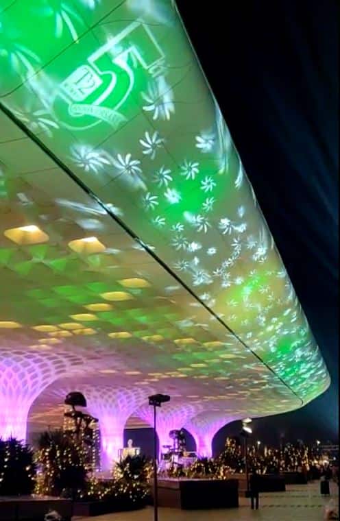 इतकंच नाही तर विमानतळावर उपस्थित प्रवाशांसाठी खास लाईव्ह म्युझिकही ठेवण्यात आलं होतं. 