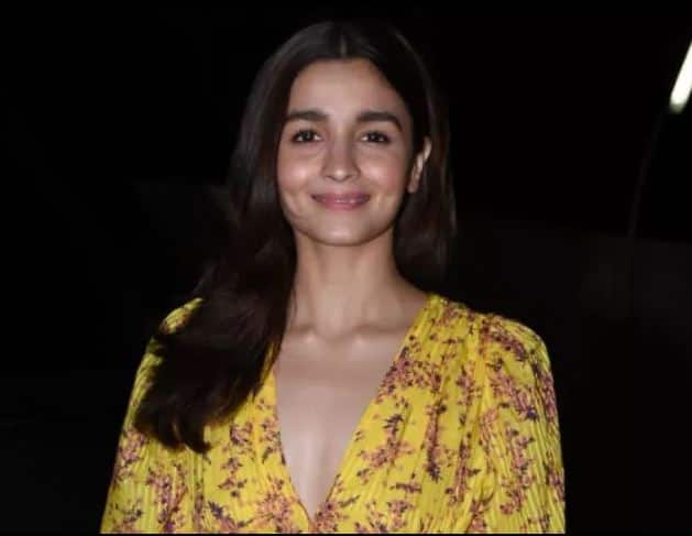 आलिया भट आणि रणबीर कपूर यांचा गली बॉय चित्रपट आज रिलीज झाला आहे. त्यापूर्वी या चित्रपटाचा स्क्रिनिंग ठेवण्यात आलं होतं. यावेळी आलिया भट हिच्यासह अभिनेता रणबीर कपूरही उपस्थित होता. 