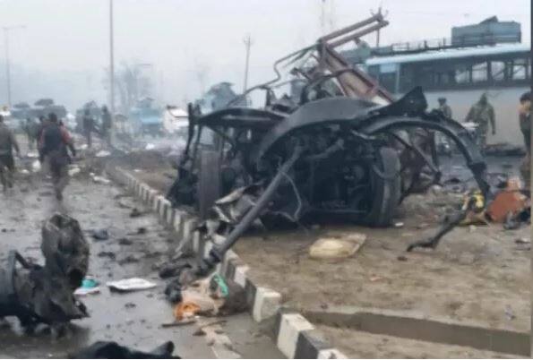 terrorists attack in jk , blast in crpf bus, 39 soldiers martyred पुलवामात सीआरपीएफच्या ताफ्यात मोठा दहशतवादी हल्ला, 39 जवान शहीद