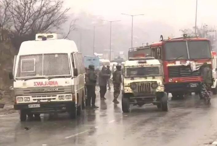 या ताफ्यात सीआरपीएफच्या तीन बटालियन जात होत्या. या ताफ्यात एकूण 2500 हजार सैन्य होते. दुपारी 3: 37 वाजता हा हल्ला झाला आहे. 