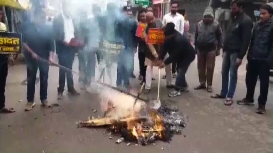 Pulwama terror attack : देशभरात संतापाची लाट, ठिकठिकाणी पाकिस्तानच्या प्रतिकात्मक पुतळ्यांचं दहन Indians reacting on Pulwama terror attack from all over the country Pulwama terror attack : देशभरात संतापाची लाट, ठिकठिकाणी पाकिस्तानच्या प्रतिकात्मक पुतळ्यांचं दहन