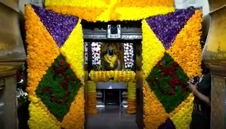  यात्रेनिमित्त विठ्ठल मंदिराला आकर्षक फुलांची सजावट करण्यात आली आहे. 