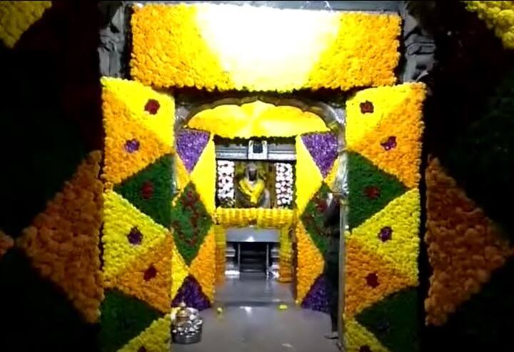  अवघी पांढरी नगरी विठुरायाच्या जयघोषाने दुमदुमून गेली आहे. 