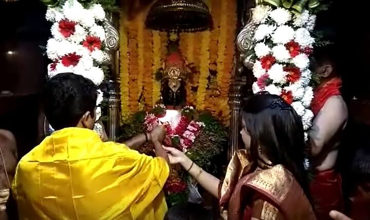 आज पहाटे मंदिर समितीचे कार्यकारी अधिकारी सचिन ढोले यांच्याहस्ते सपत्नीक विठूरायाची महापूजा संपन्न झाली