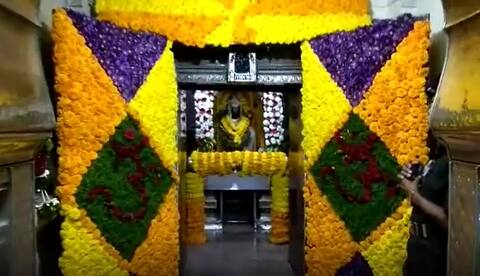 माघी यात्रेनिमित्त विठ्ठल मंदिराला फुलांची सजावट माघी यात्रेनिमित्त विठ्ठल मंदिराला फुलांची सजावट