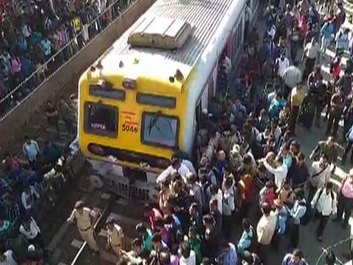 Pulwama terrorist attack, rail roko protest in nalasopara नालासोपाऱ्यातील रेलरोको आंदोलन मागे, चार तासांच्या खोळंब्यानंतर पश्चिम रेल्वेवरील वाहतूक सुरू