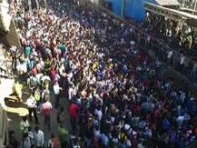 नालासोपाऱ्यात पुलवामा हल्ल्याच्या निषेधार्थ रेलरोको, जवळपास चार तास वाहतुकीचा खोळंबा