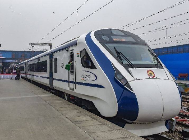 train 18 vande bharat express breaks down in tundla 'वंदे भारत एक्स्प्रेस' पहिल्याच प्रवासात खोळंबली, शुक्रवारी पंतप्रधान मोदींनी ट्रेनला दाखवलेला हिरवा झेंडा