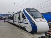 \'वंदे भारत एक्स्प्रेस\' पहिल्याच प्रवासात खोळंबली, शुक्रवारी पंतप्रधान मोदींनी ट्रेनला दाखवलेला हिरवा झेंडा