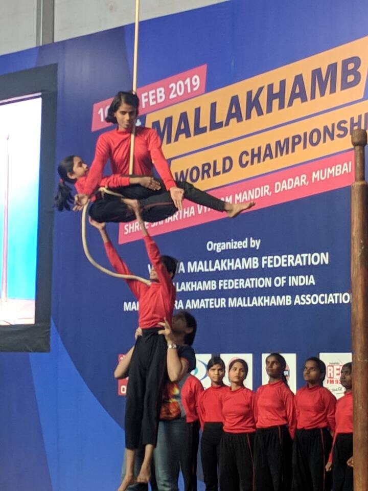 पहिल्या जागतिक मल्लखांब स्पर्धेचं मोठ्या उत्साहात उद्घाटन झालं आहे. भारतासह १४ देशांचा या स्पर्धेत सहभाग आहे. क्रीडामंत्री विनोद तावडे आणि अभिनेते नसिरुद्दीन शाह यांच्या उपस्थितीत उद्घाटन सोहळा संपन्न झाला.