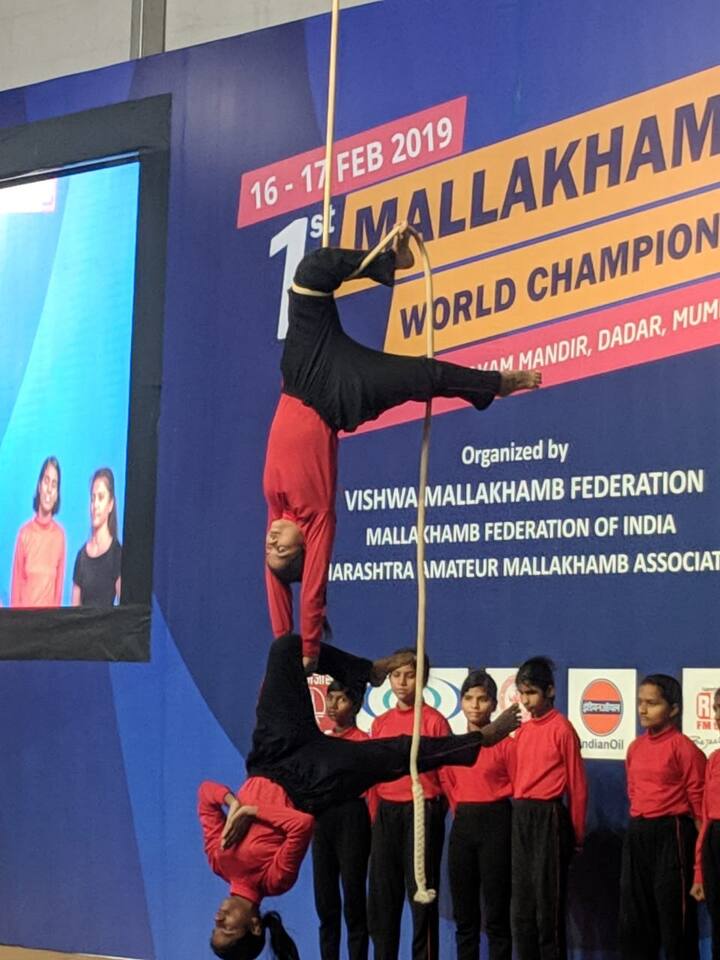 पहिल्या जागतिक मल्लखांब स्पर्धेत सहभागी झालेल्या 14 देशांमधल्या खेळाडूंच्या वतीनं भारतीय संघांचे कर्णधार हिमानी परब आणि सागर ओव्हाळकर यांनी शपथ घेतली.