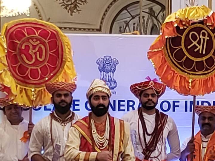 यासोबतच खासदार संभाजीराजे, खासदार सुप्रिया सुळे, अभिनेता रितेश देशमुख यांनी व्हिडीओद्वारे उपस्थितांना संबोधित करत शुभेच्छा दिल्या. यावेळी भारतीय दूतावास फेटेधारी शिवभक्त नागरिक आणि मुला-मुलांनी फुलून गेलं होतं. यामध्ये मराठीजनांसह देशातील इतर राज्यातील भारतीय आणि अमेरिकन नागरिकांचा समावेश होता. 