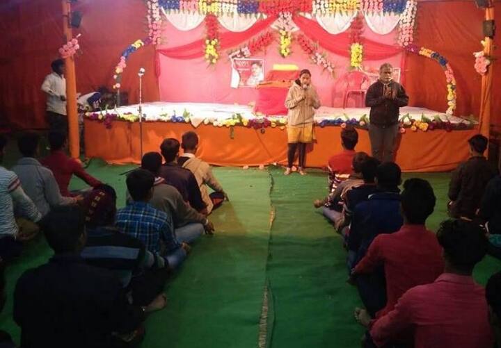  प्रयागराजमध्ये सुरु असलेल्या कुंभमेळ्यात भाविकांसाठी योग शिबीराचं आयोजन करण्यात आलं होतं. मुंबईहून गेलेल्या योग प्रशिक्षकांनी महाकुंभात जमलेल्या भाविकांना योगाचं प्रशिक्षण दिलं.