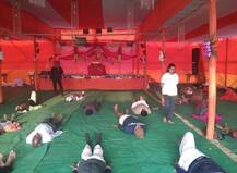 प्रयागराजमध्ये कुंभमेळ्यातील भाविकांना योग प्रशिक्षण