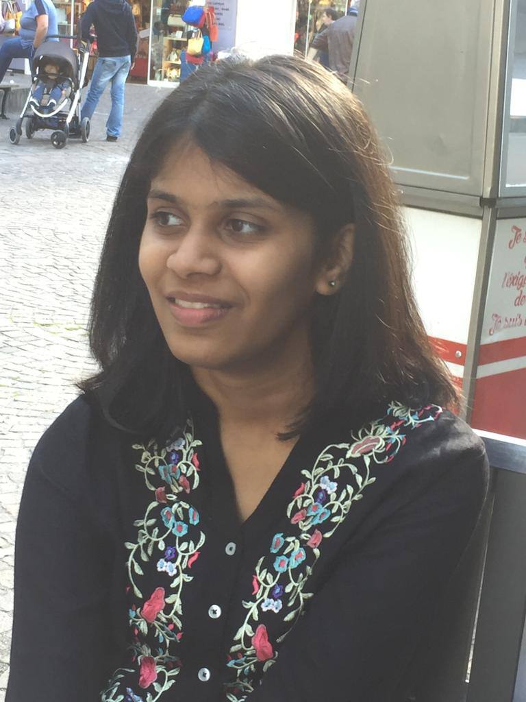 Nishaka allow to give 12th exam on ipad मुंबईत विद्यार्थिनीला आयपॅडवर बारावीची परीक्षा देण्यास परवानगी