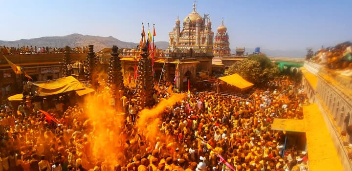 यातील प्रत्येक यात्रेला एक वेगळी प्रथा आणि महत्व आहे. माघ पौर्णिमेच्या दूसऱ्या दिवशी खंडोबा मंदिराच्या शिखराला काठी टिकवण्याचा मानाचा कार्यक्रम असतो. ( फोटो सौजन्य- मनोज शिंदे )