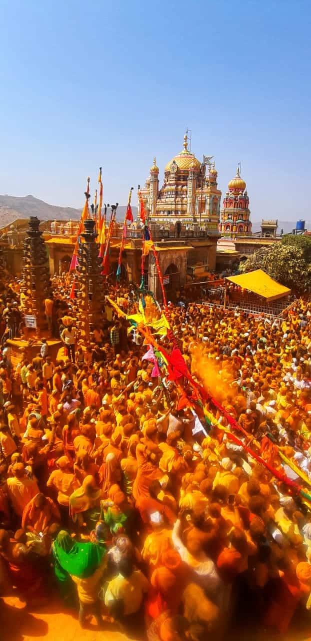 यामध्ये संगमनेरचे होलम, बारामतीच्या सुपे येथील खैरे आणि होळकर यांच्या ऐतिहासीक काळापासूनच्या मानाच्या शिखर काठ्या आणि इतर पन्नासहून अधिक गावोगावच्या शिखर काठ्या जेजुरी गडावर येऊन देवभेट घेतात. ( फोटो सौजन्य- मनोज शिंदे )