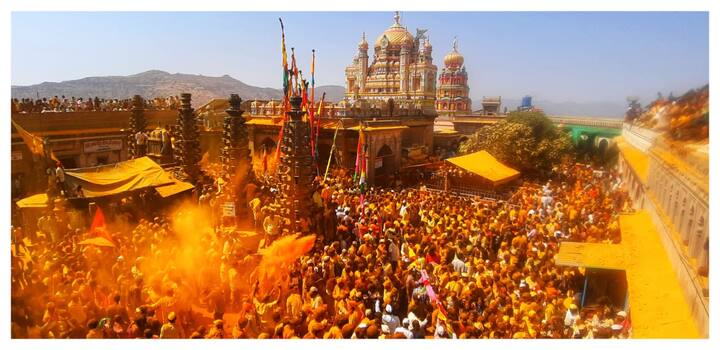 खंडोबाच्या मंदिराच्या शिखराला मानाच्या काठ्या टेकवल्या अन हा सोहळा पाहणाऱ्यांच्या डोळ्यांचे पारणे फेडले. मानाच्या काठ्यांबरोबर इतर अनेक प्रासादिक काठ्यांनी शिखर काठी यात्रेचा मान घेतला. ( फोटो सौजन्य- मनोज शिंदे )