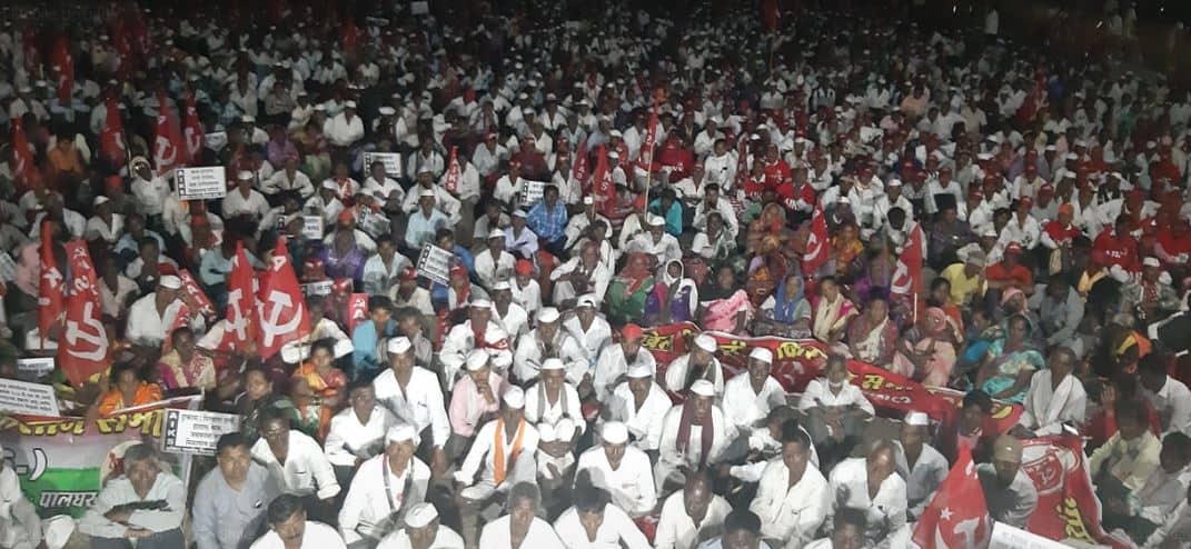 शेतकरी, कष्टकऱ्यांचं लाल वादळ पुन्हा मुंबईत धडकण्याची चिन्हे, आंदोलक लेखी आश्वासनावर ठाम Kisan Sabha Protest march : possibility of coming to Mumbai शेतकरी, कष्टकऱ्यांचं लाल वादळ पुन्हा मुंबईत धडकण्याची चिन्हे, आंदोलक लेखी आश्वासनावर ठाम