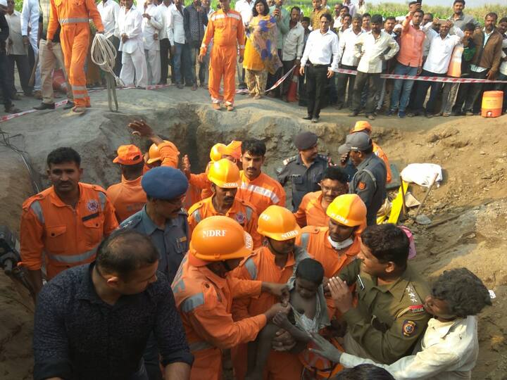  पुण्यातील आंबेगावमध्ये बोअरवेलमध्ये पडलेल्या 6 वर्षाच्या मुलाला बाहेर काढण्यात 15 तासांनी यश आलं आहे. 