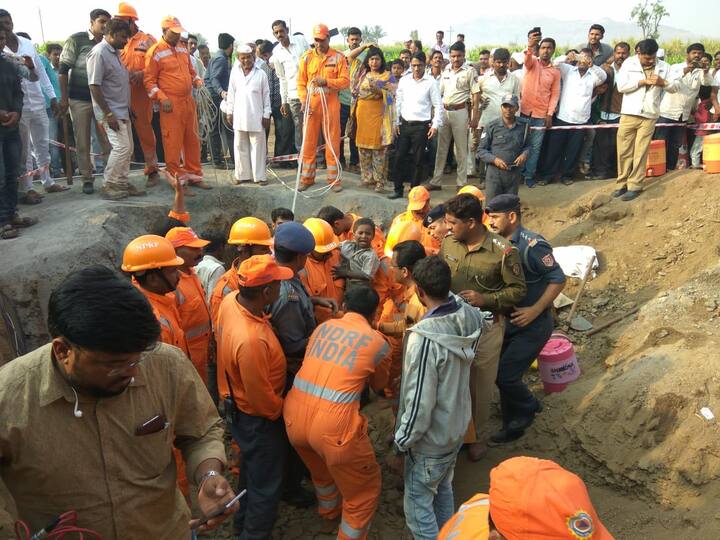 रवी पंडित असं बोअरवेलमध्ये पडलेल्या 6 वर्षीय चिमुरड्याचं असं आहे.