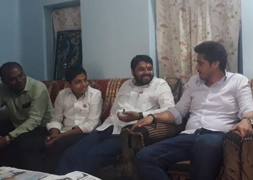 Rohit Pawar and Ravikant Tupkar Meet in Buldhana आजोबांचा निरोप घेऊन रोहित पवार स्वाभिमानीच्या रविकांत तुपकरांना भेटले