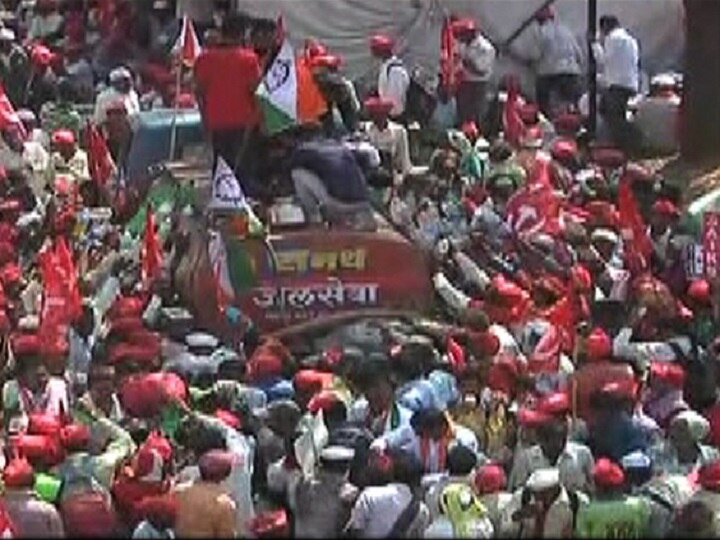 Kisan Long march stopped at Nashik, Girish Mahajan settles dispute किसान मोर्चाचं लाल वादळ मुंबईवर धडकणार नाही, महाजनांसोबत बैठकीत तोडगा
