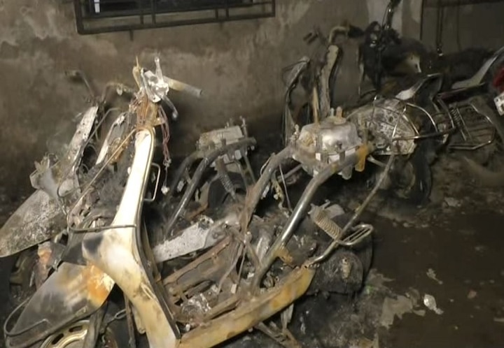 Youth Burned 5 bikes in Bhiwandi इमारतीच्या टेरेसवर जाऊ न दिल्याने पार्किंगमधील 5 बाईक्स जाळल्या, आरोपी गजाआड
