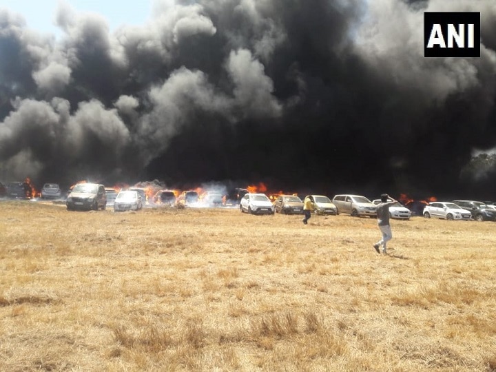 AeroIndia 2019 : 100 Vehicles On Fire Near Bengaluru Air Show AeroIndia 2019 : पार्किंगमध्ये भीषण आग, 300 गाड्या जळून खाक