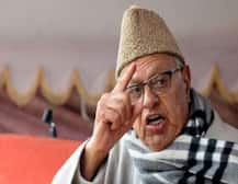 जवानांच्या 100 तुकड्या काश्मीरकडे रवाना, बिथरलेल्या अब्दुल्लांनी सरकारकडे स्पष्टीकरण मागितले