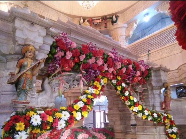नवसाला पावणारी देवी असल्याने सामान्यांबरोबर राजकीय व्यक्तीचीही इथे रेलचेल असते. 