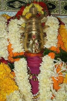 आंगणेवाडीतील भराडीदेवीच्या मंदिराला आकर्षक फुलांची सजावट