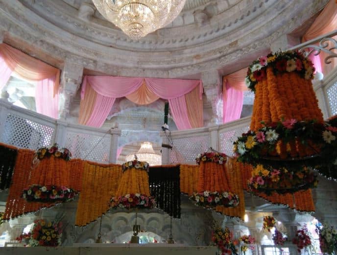 सध्या मंदिरात भजन आणि मंत्रोचाराने मंदिर परिसर अधिकच भक्तिमय झालाय. 