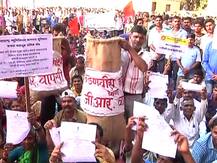 मोदींकडून सफाई कामगारांचा पाय धुवून सन्मान, तर मुंबईत सफाई कामगारांचा वेतनासाठी झगडा