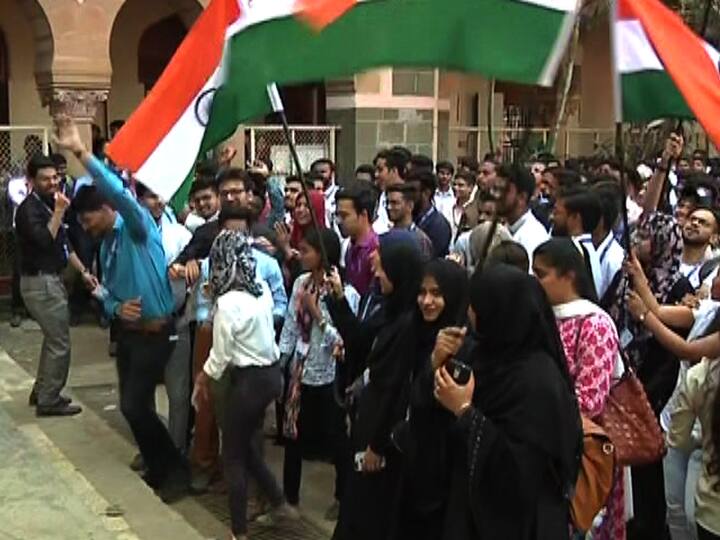 Anjuman I Islam school college celebrate Indian Air Strike on Pakistan 'वंदे मातरम'च्या घोषणा देत अंजुमन-ए-इस्लाम शाळा-महविद्यालयातील विद्यार्थ्यांचा जल्लोष
