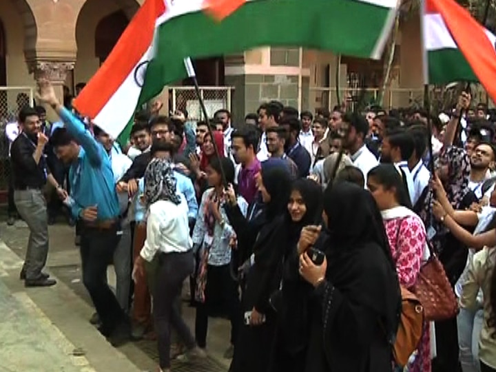 Anjuman I Islam school college celebrate Indian Air Strike on Pakistan 'वंदे मातरम'च्या घोषणा देत अंजुमन-ए-इस्लाम शाळा-महविद्यालयातील विद्यार्थ्यांचा जल्लोष
