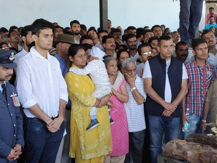 भारत-पाकिस्तान तणावजन्य परिस्थितीच्या पार्श्वभूमीवर कर्तव्य बजावताना स्क्वॉड्रन लीडर निनाद मांडवगणे शहीद झाले.