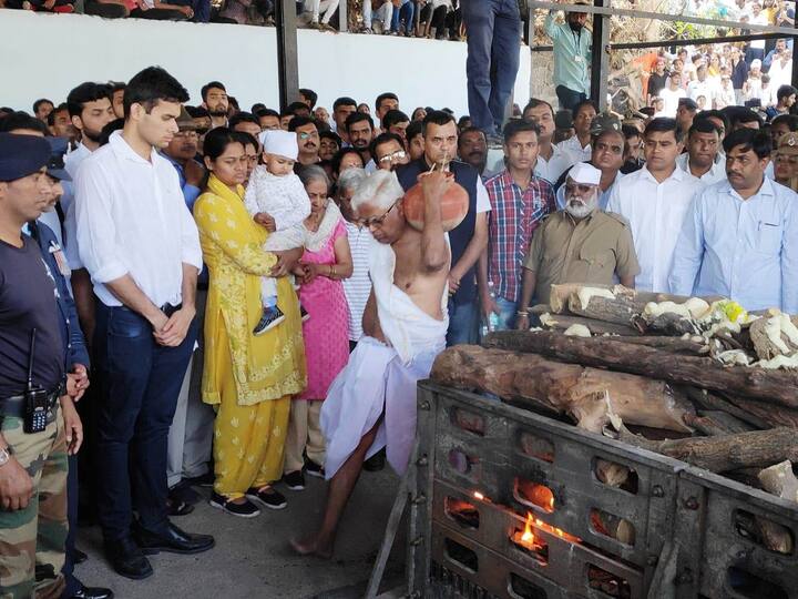 निनाद मांडवगणे यांचं पार्थिव आज सकाळी डीजीपीनगर इथल्या त्यांच्या निवासस्थानी पोहोचलं. कुटुंबीयांनी अंत्यदर्शन घेतल्यानंतर पार्थिव बाहेर आणलं. यावेळी दोन वर्षांच्या चिमुकलीने आपल्या बाबांना अखेरचा निरोप दिला. हा प्रसंग पाहून तिथे उपस्थितांचं मन हेलावलं.