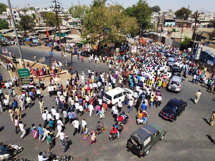 निनाद हे औरंगाबादच्या सैनिकी सेवा पूर्व संस्थेच्या (एसपीआय) 26 व्या कोर्सचे माजी विद्यार्थी होते. तिथून त्यांची निवड पुण्यातील एनडीएमध्ये झाली. त्यानंतर ते हेलिकॉप्टर पायलट बनले.