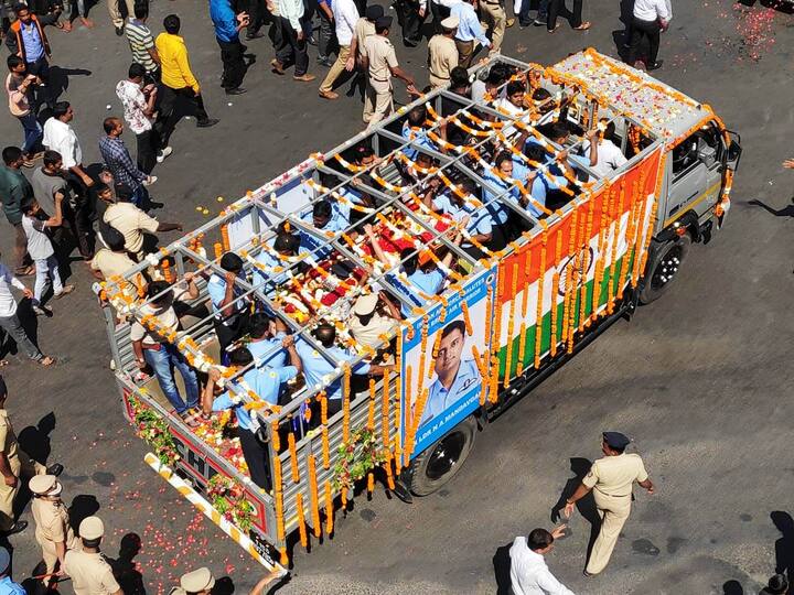 नाशिकचे पायलट स्क्वॉड्रन लीडर निनाद अनिल मांडवगणे यांचा बडगाममध्ये 27 फेब्रुवारीला हेलिकॉप्टर अपघातात मृत्यू झाला. त्यांच्या पश्चात पत्नी विजेता, दोन वर्षांची मुलगी, आई-वडील आणि धाकटा भाऊ असं कुटुंब आहे.