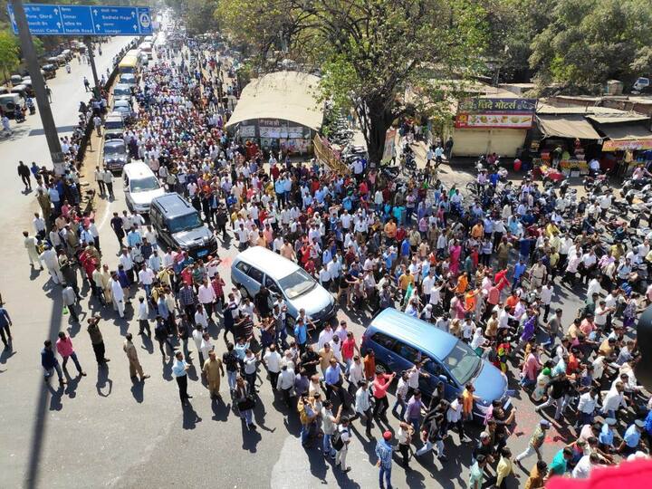 निनाद यांचं अंत्यदर्शन घेण्यासाठी इथे मोठा जनसमुदाय लोटला होता. यावेळी 'पाकिस्तान मुर्दाबाद' अशा घोषणा नागरिक देत होते. यानंतर डीजीपीनगरहून त्यांच्या अंत्ययात्रेला सुरुवात झाली.