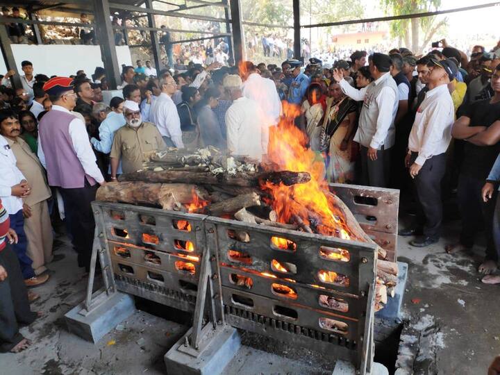 जम्मू-काश्मीरमधील बडगाममध्ये हेलिकॉप्टर अपघातात शहीद झालेले नाशिकमधील वैमानिक निनाद मांडवगणे अनंतात विलीन झाले.