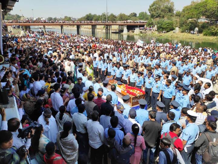 यानंतर दुपारी साडेबाराच्या सुमारास हवाई दलाने निनाद मांडवगणे यांना मानवंदना दिली. मग लष्करी इतमामात त्यांच्यावर अंत्यसंस्कार करण्यात आले. नाशिकचे पालकमंत्री गिरीश महाजन हे देखील अंत्यदर्शनाला उपस्थित होते.