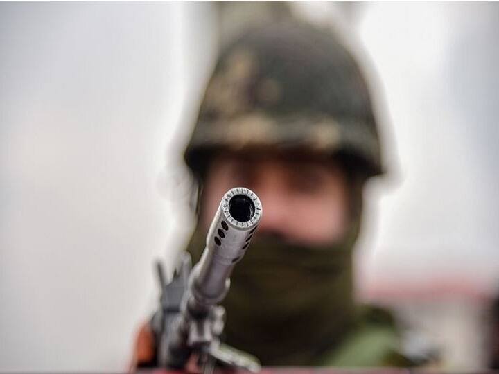 जम्मू काश्मिरमध्ये दहशतवादी-सुरक्षा दलांची चकमक, दोन जवान आणि दोन पोलिस शहीद jammu kashmir four security personnel martyred in encounter with militants जम्मू काश्मिरमध्ये दहशतवादी-सुरक्षा दलांची चकमक, दोन जवान आणि दोन पोलिस शहीद