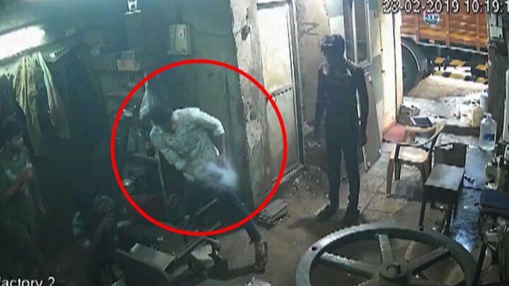 Mobile blast in company workers pocket in mumbai   कामगाराच्या खिशातच मोबाईलचा स्फोट, धक्कादायक प्रकार सीसीटीव्हीत कैद