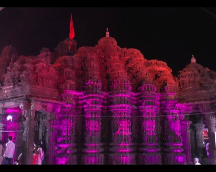 महाशिवरात्रीनिमित्त अंबरनाथच्या प्राचीन शिवमंदिरात भाविकांनी दर्शनासाठी मोठी गर्दी केली आहे. रात्री 12 वाजतापासून मंदिरात दर्शन सुरु झालं. अंबरनाथ शहराची ओळख असलेलं हे शिवमंदिर तब्बल 958 वर्ष जुनं असून शिलाहार राजांनी हे मंदिर उभारलं होतं. दरवर्षी महाशिवरात्रीला या मंदिरात भाविकांचा महासागर दर्शनासाठी लोटतो.
