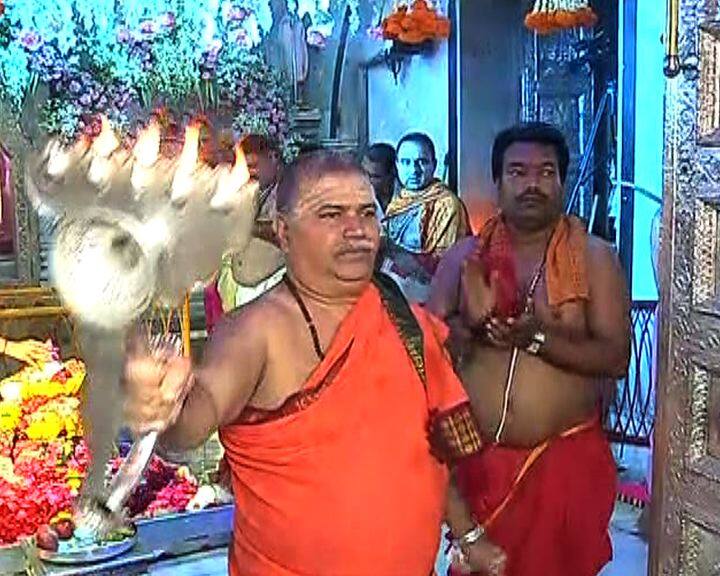 महाशिवरात्रीनिमित्त राज्यभरातल्या शिवमंदिरात पहाटेपासूनच भाविकांनी गर्दी केलीय. मुंबईतल्या बाबुलनाथ मंदिरात शिवभक्तांच्या दर्शनासाठी रांगा लागल्या आहेत. मंदिरात शिवभक्तांनी बेल, फुले वाहून दुग्धाभिषेकही केला. भाविकांकडून हर हर महादेवचा गजर करण्यात आला.
