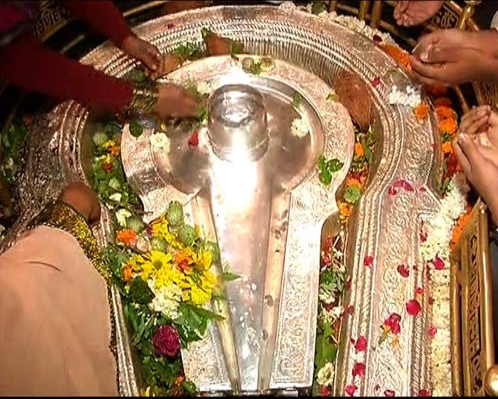 आज महाशिवरात्रीनिमित्त12 ज्योतिर्लिंगांपैकी एक असलेल्या पुणे जिल्ह्यातील भीमाशंकरच्या मंदिरात दर्शनासाठी पहाटेपासूनच भाविकांनी गर्दी केलीय. पुण्याचे जिल्हाधिकारी आणि दीलिप वळसे पाटील यांच्या हस्ते काल रात्री 12च्या ठोक्यालाच आरती करण्यात आली. त्यानंतर हे मंदिर भाविकांना दर्शनासाठी खुलं करण्यात आलं. महाशिवरात्रीनिमित्त संपूर्ण मंदिराला फुलांची सजावट करण्यात आली आहे.