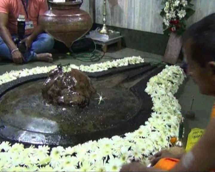 सिंधुदुर्गातील कुणकेश्वर मंदिरात महाशिवरात्रीनिमित्त भक्तांची मांदियाळी पाहायला मिळते. कुणकेश्वर गावाच्या समुद्र किनारी वसलेल्या या मंदिराला शिवकालीन इतिहास आहे. स्वता शिवाजी महाराजच या मंदिरात येऊन गेल्याचं सांगितलं जातं. या मंदिरात 107 शिवलिंगं आहेत. महाशिवरात्रीनिमित्त इथं कोकणातीलच नाही तर राज्यातूनही भक्त येतात.